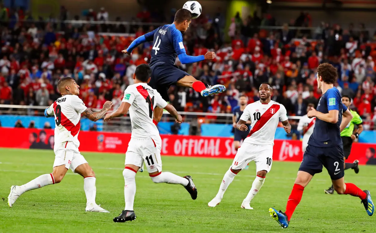 Francês Raphael Varane cabeceia