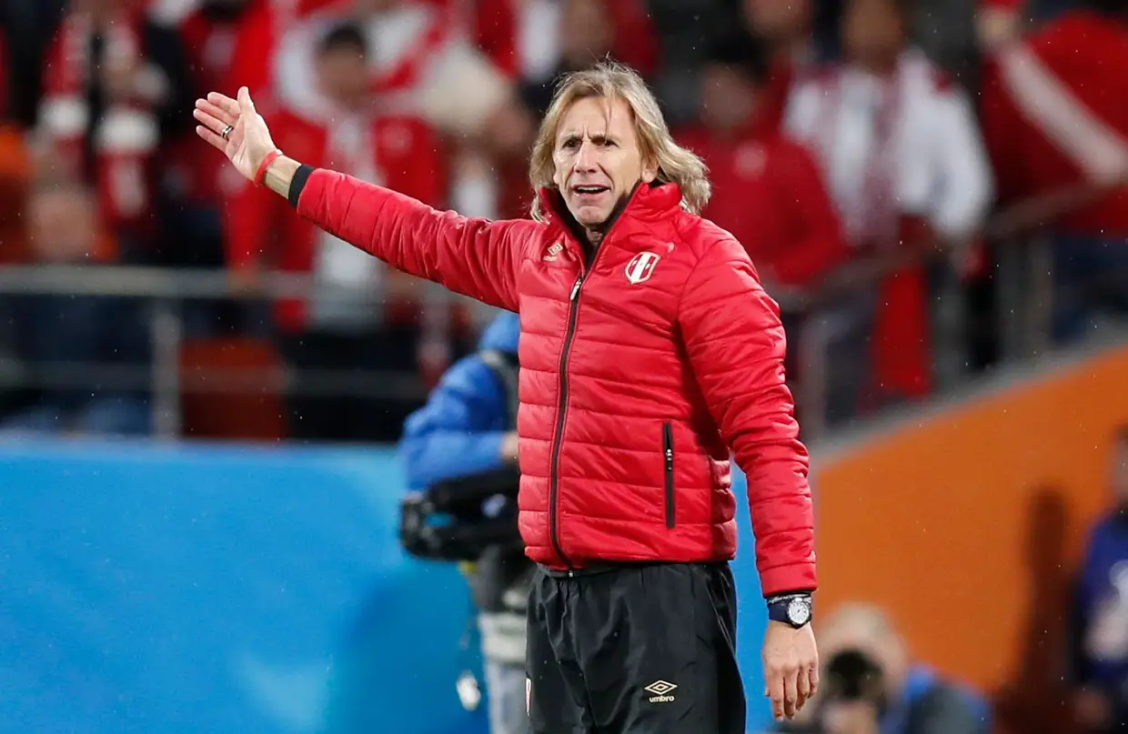 Treinador do Peru, Ricardo Gareca, dá instruções à equipa