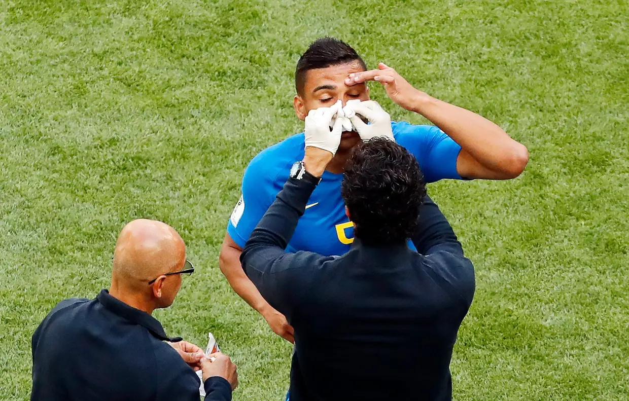 Casemiro recebe assistência médica