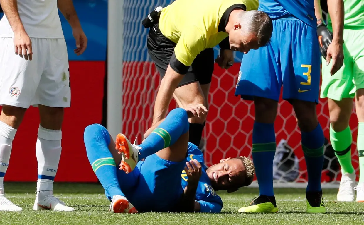 Neymar queixa-se depois de sofrer falta