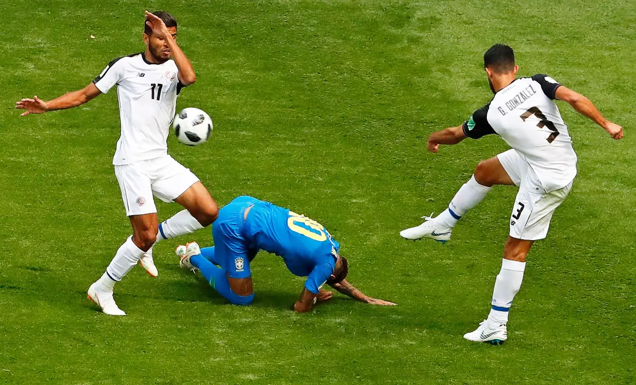 Neymar cai na disputa com Johan Venegas e Giancarlo Gonzalez da Costa Rica