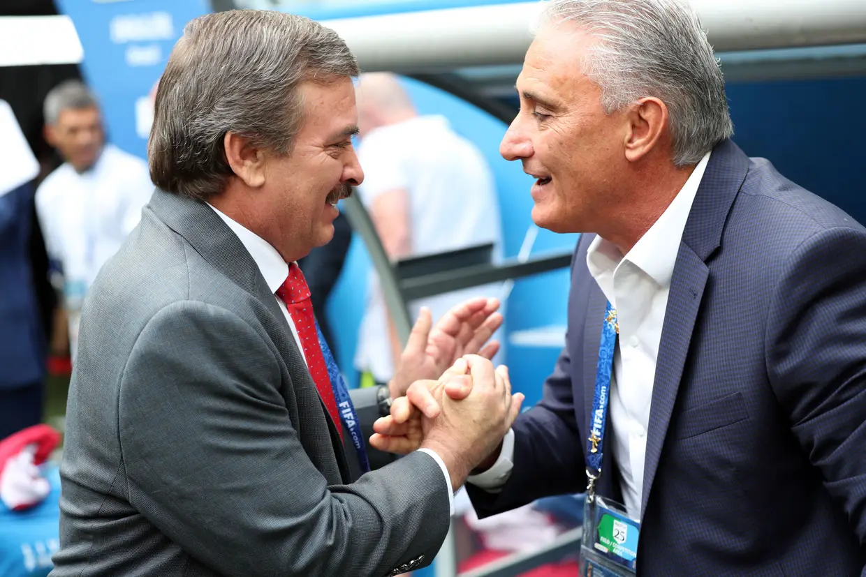 Aperto de mão entre Tite (treinador do Brasil) e Oscar Ramirez (treinador da Costa Rica)