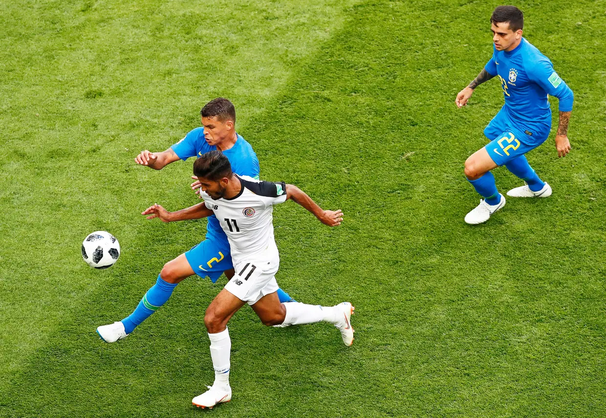 Johan Venegas da Costa Rica tenta tirar a bola ao brasileiro Thiago Silva