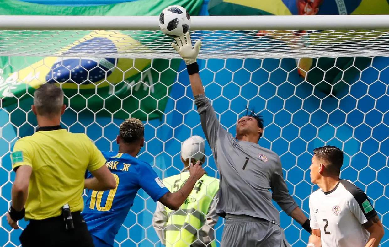 Keylor Navas defende remate do Brasil