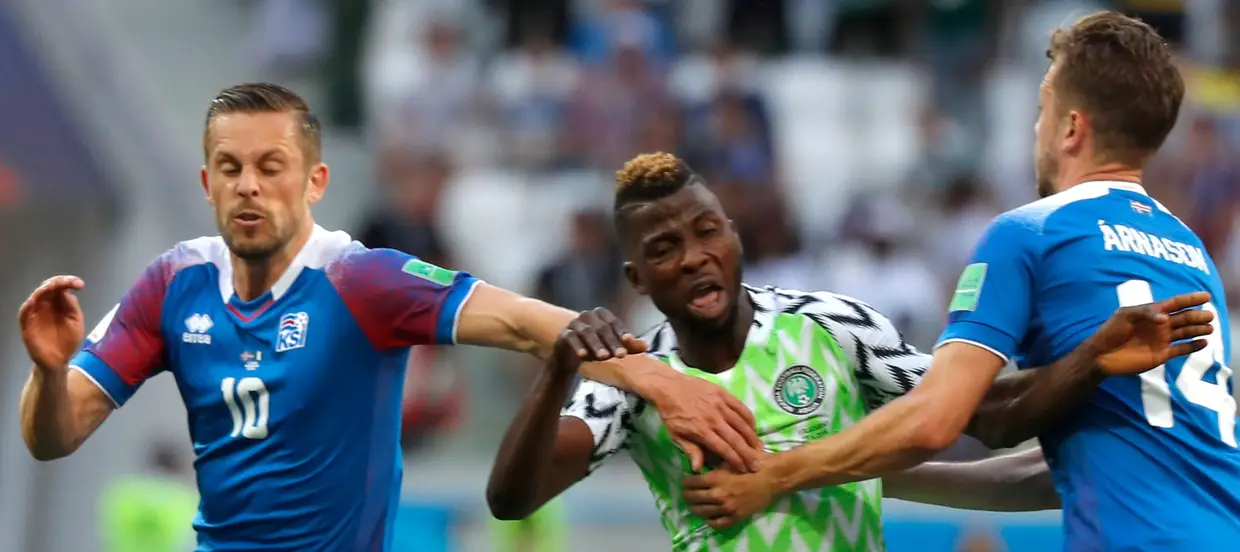 Kelechi Iheanacho da Nigéria bloqueado pelos islandeses