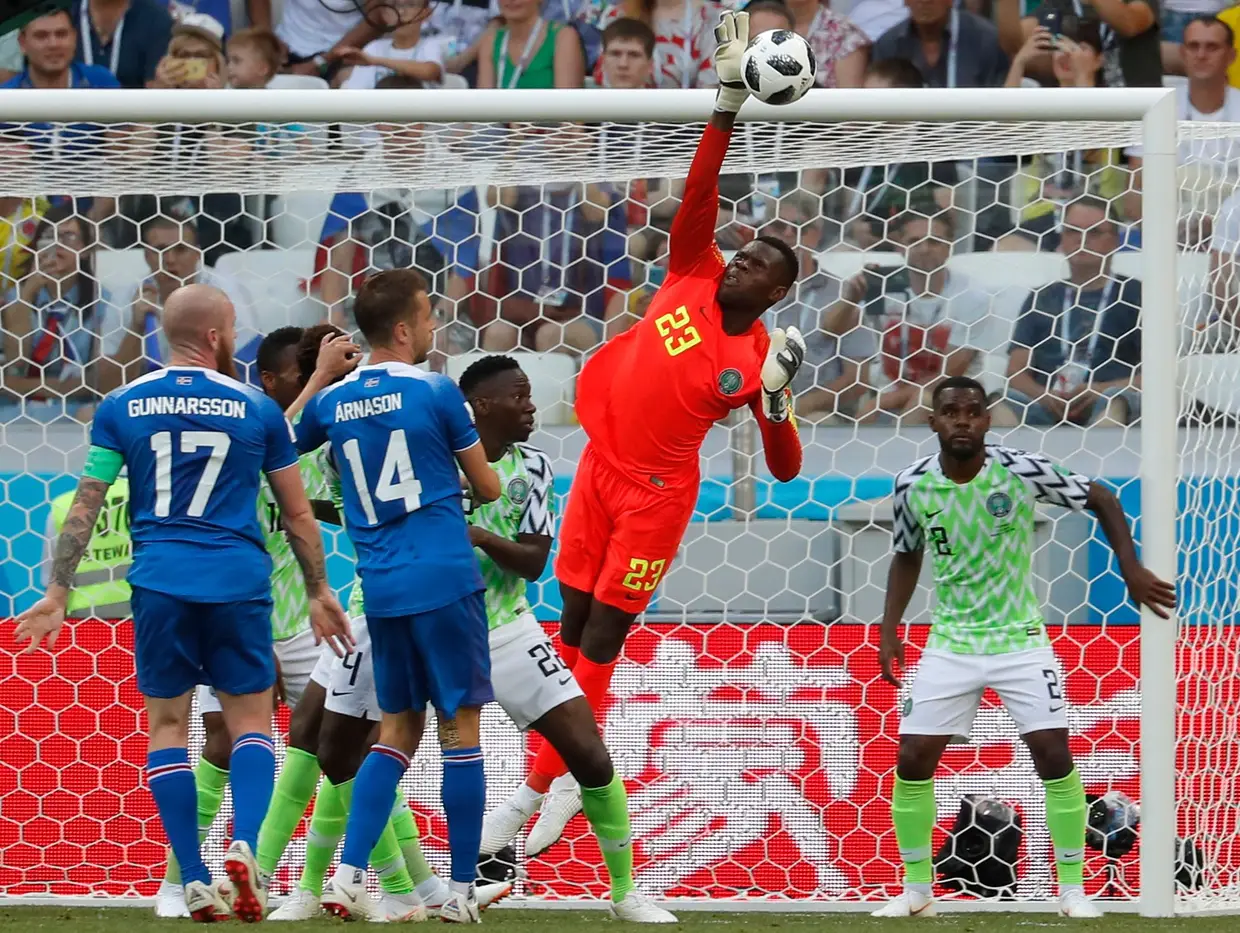 Francis Uzoho, guarda-redes da Nigéria, defende remate