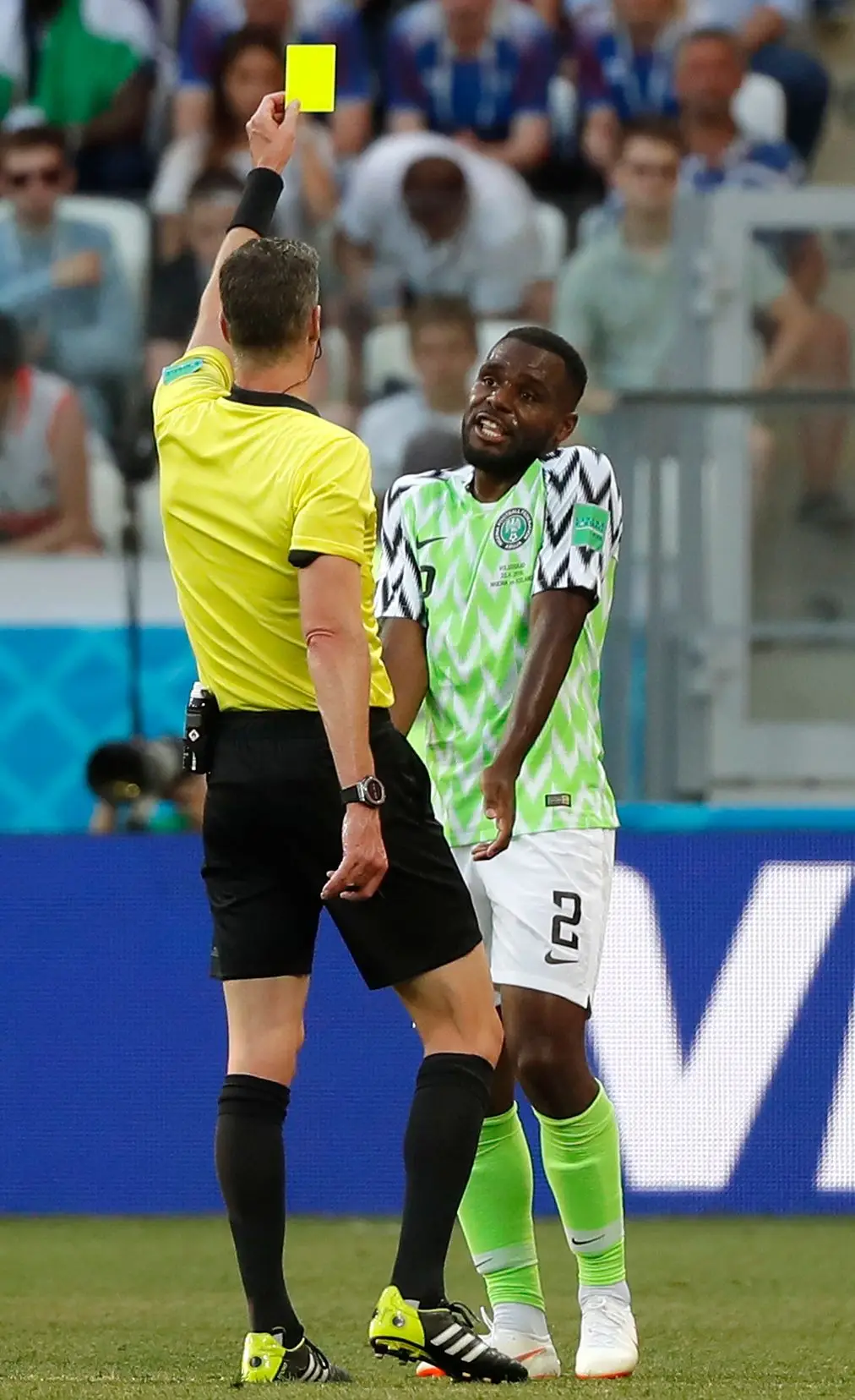 Nigeriano Bryan Idowu leva amarelo