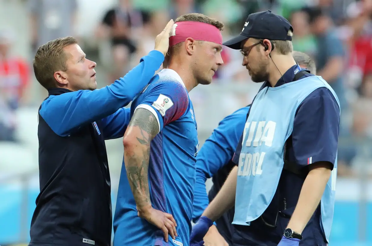 Alfred Finnbogason recebe assitância médica