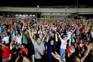 Milhares de adeptos do Irão no estadio Azadi a assistir à exibição pública do jogo entre Portugal e o Irão.