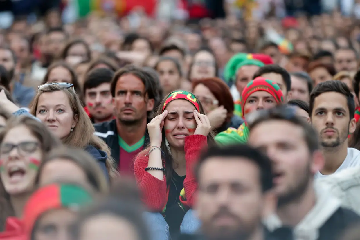 A angústia dos adeptos que assistiam ao jogo no Porto.
