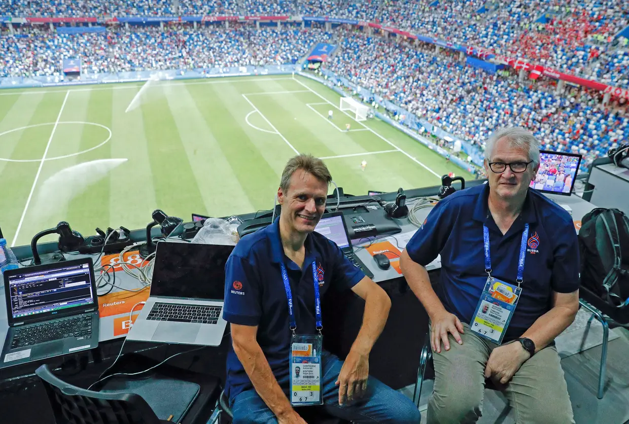Andrew Cawthorne e Mark Gleeson, jornalistas da Reuters, antes do jogo Croácia-Dinamarca no estádio de Nizhny Novgorod.