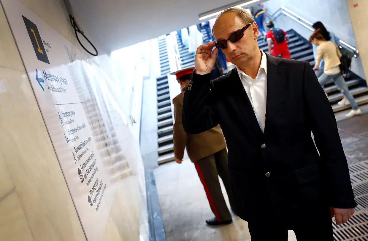 Sósia de Vladimir Putin na estação de metro Okhotny Ryad, em Moscovo.