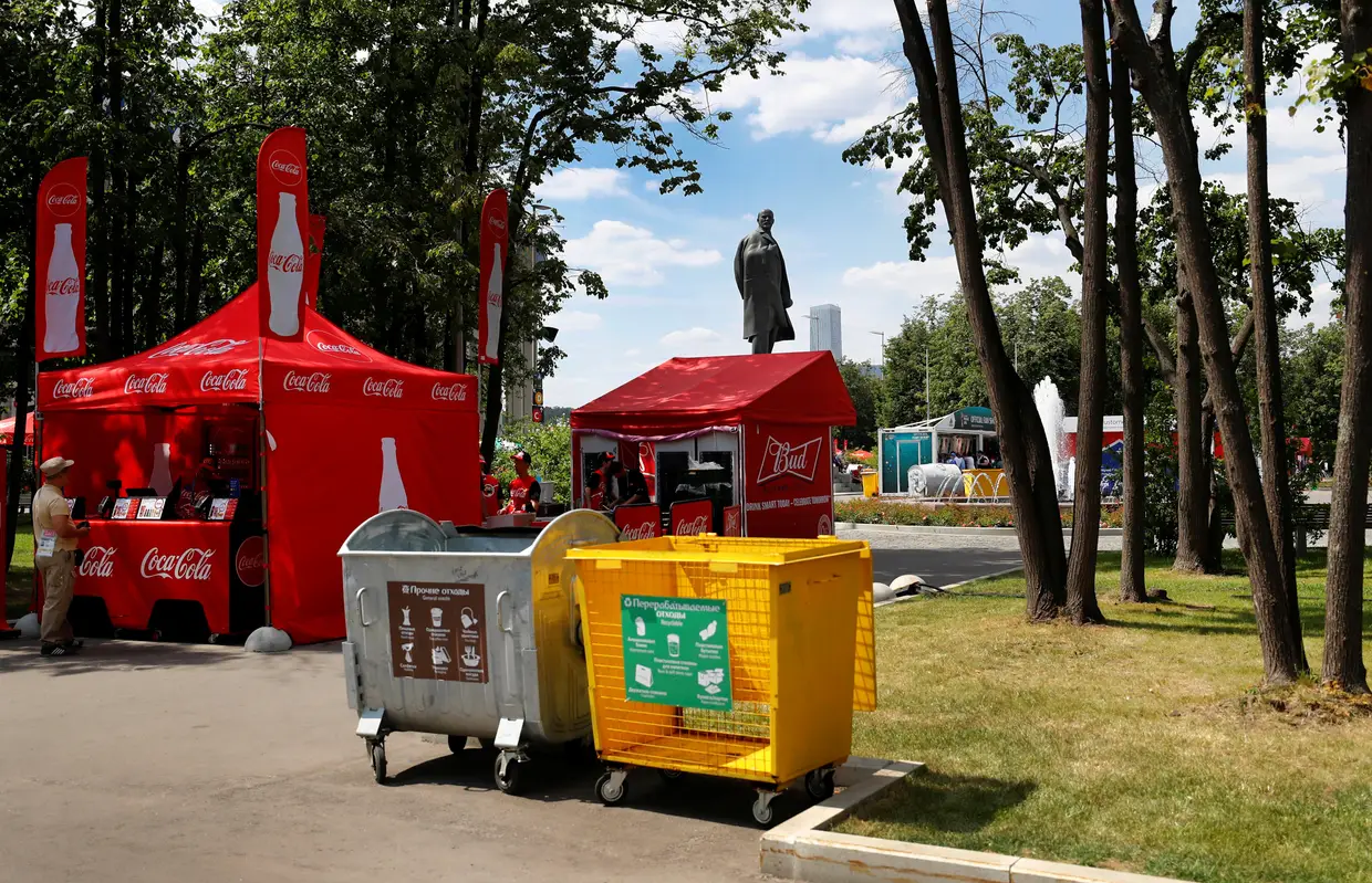 Estátua de Lenin em fundo, junto às barraquinhas de comes e bebes em Moscovo, próximo do Estádio Luzhniki, antigo Estádio Central Lenin.