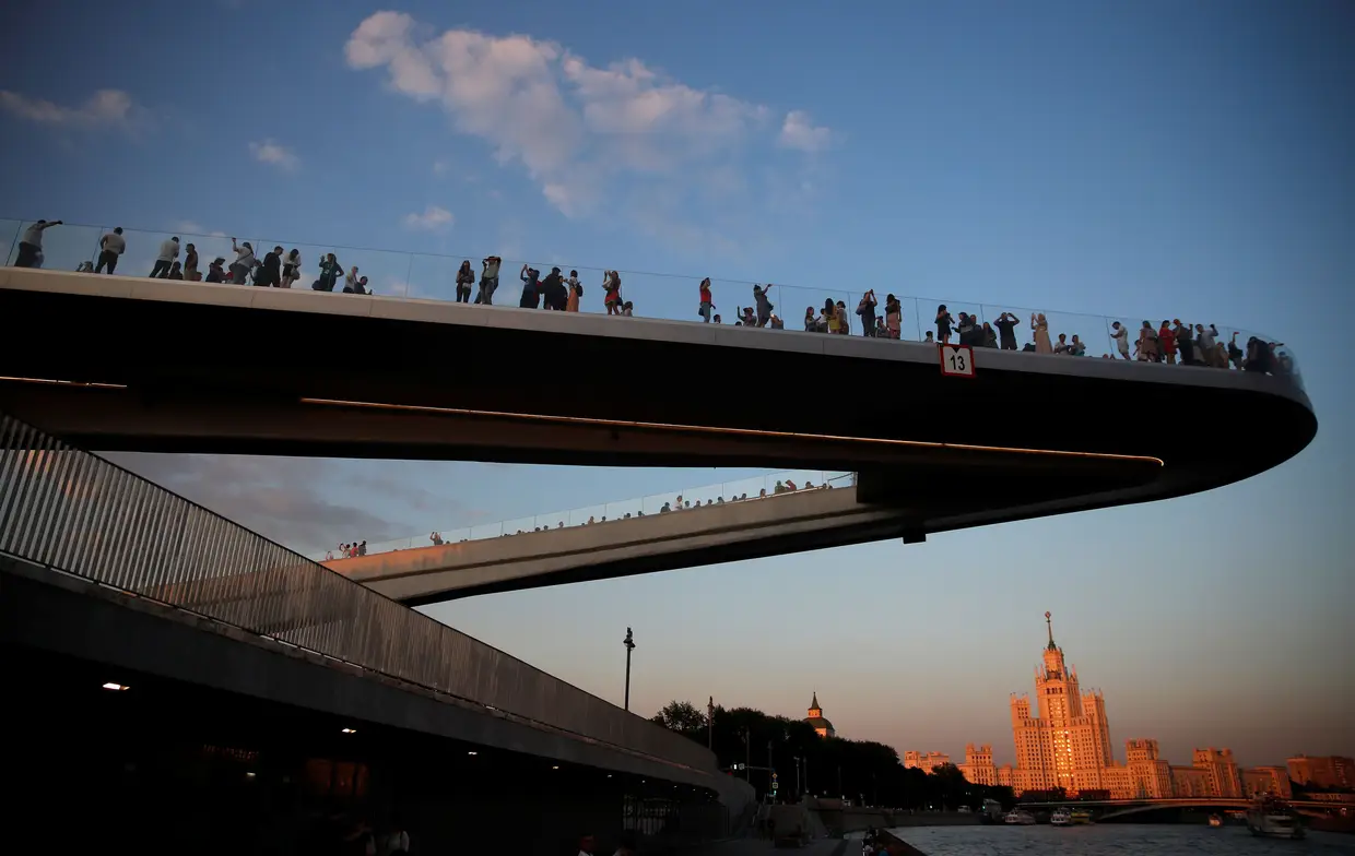 Ponte pedonal no Parque Zaryadye, próximo na Praça vermelha e do Kremlin, em Moscovo.