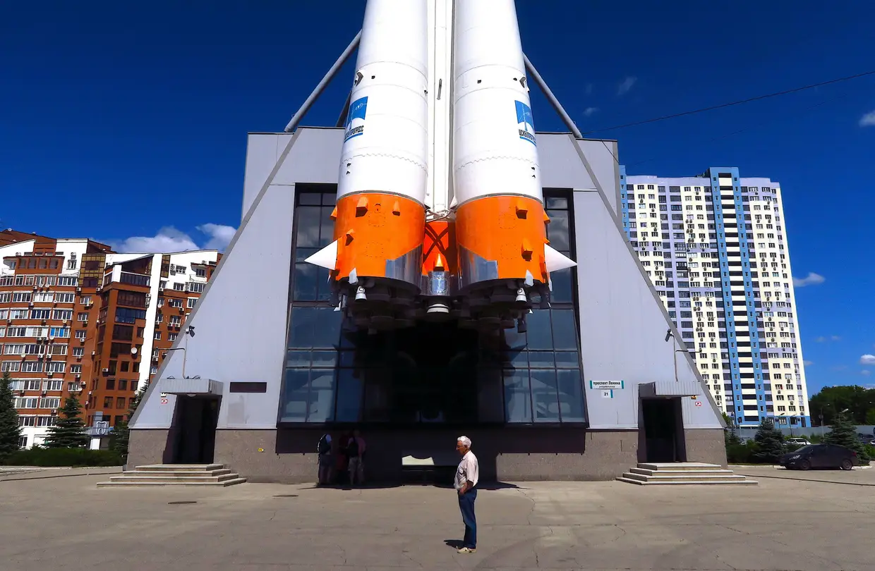 Turista junto ao Museu Espacial de Sumara.