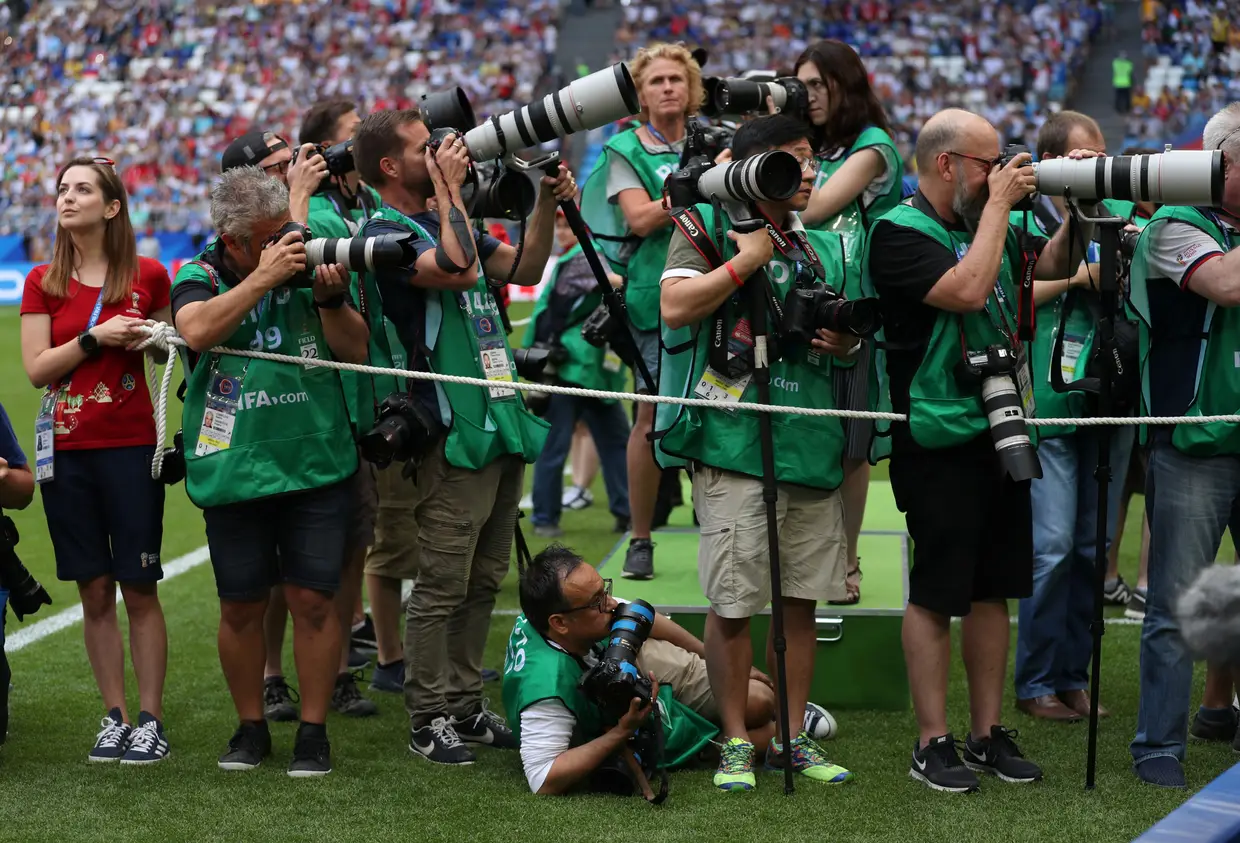 Fotógrafos no estádio de Samara antes do início do jogo Dinamarca-Austrália.