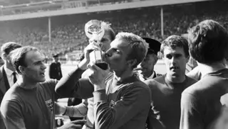 Bobby Moore beija o troféu Jules Rimet, naquela que foi a única vez que a seleção inglesa o conquistou