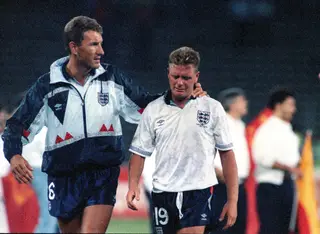 As lágrimas de Paul Gascoigne após a derrota inglesa nas meias-finais do Itália'90, aos pés da Alemanha, no desempate por penáltis