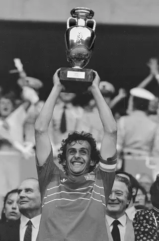 Platini ergueu a taça em 1984