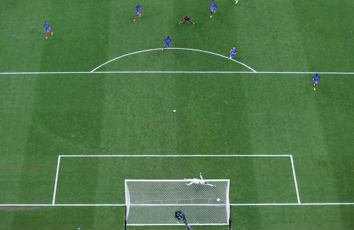Éder contra o mundo: só ele e sete jogadores adversários à volta (incluindo o guarda-redes)