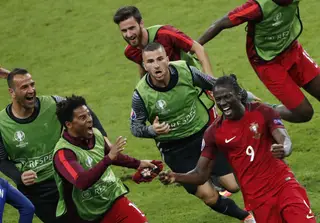 o momento de celebração do golo marcado por Éder (à direita)