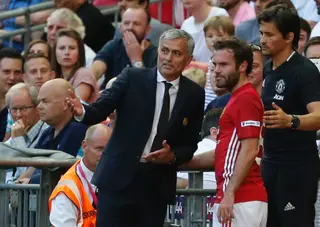 Mourinho a explicar a Mata a sua substituição contra o Leicester