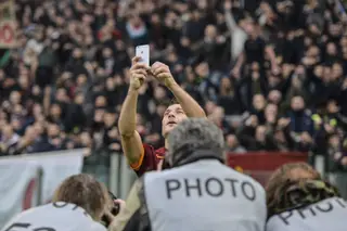 Há dois anos, após marcar num dérbi contra a Lazio, o capitão da Roma pegou num telemóvel e tirou uma selfie com os adeptos da curva sul do Estádio Olímpico de Roma.