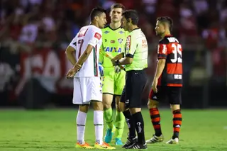 Júlio César ouve o colega Cícero a falar com o árbitro durante um Fla-Flu, o clássico dos clássicos do Brasil