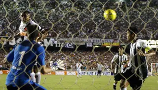 No ar está Romário, no chão está Júlio César