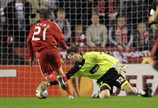 Lucas a fazer o segundo golo ao Benfica, em Liverpool. Foi a 8 de abril de 2010