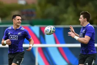 Daniel Carter a passar a bola a Beauden Barrett, durante um treino da Nova Zelândia no Mundial de 2015, que venceram.