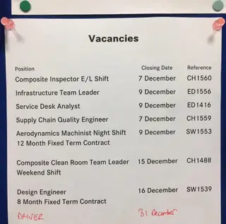 A lista de empregos afixada na sede da Mercedes, em Brackley