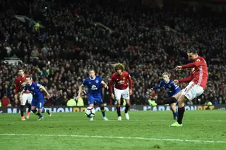 O jogador sueco a marcar o penálti contra o Everton, ontem, que valeu o empate ao Manchester United.