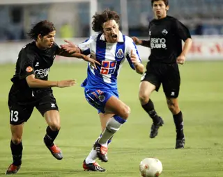César Peixoto a disputar uma bola com Zé Castro