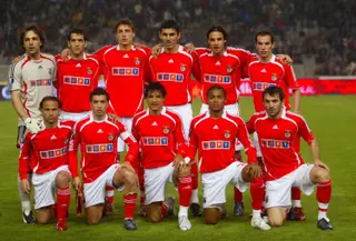 João Coimbra (o segundo a contar da esquerda, na fila superior) antes do Espanhol-Benfica, para a Taça UEFA, em 2007