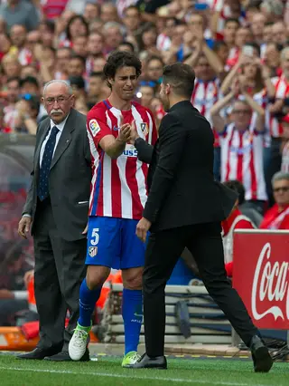 Tiago cumprimenta Simeone em lágrimas no último jogo que fez como jogador do Atlético de Madrid