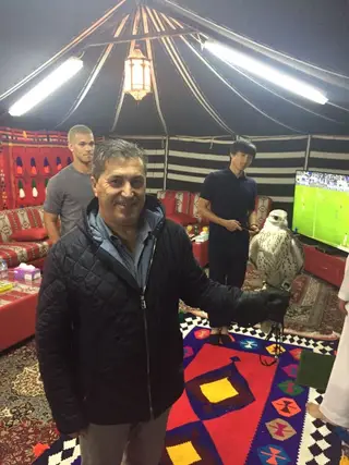 José Peseiro com um falcão, no Dubai