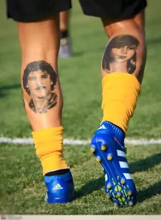 Hugo Almeida tatuou os rostos dos pais nas pernas