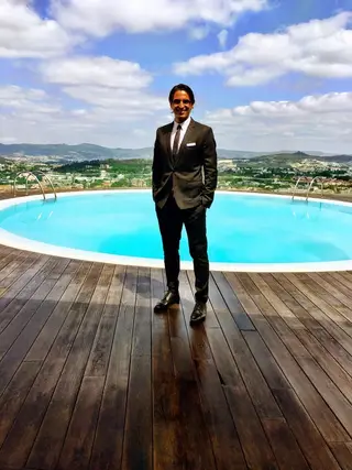 À beira da piscina da sua casa em Guimarães