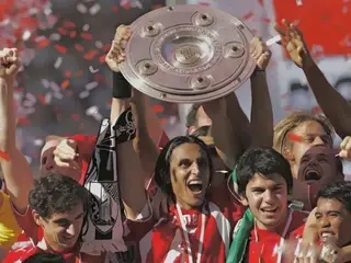 No Estugarda festejou o título de campeão com o cachecol do V. Guimarães no braço