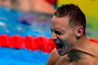 Caeleb Dressel a festejar a vitória nos 100 metros mariposa.