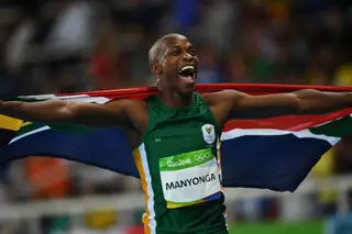 Lino Manyonga a festejar no Rio de Janeiro a sua primeira medalha olímpica.