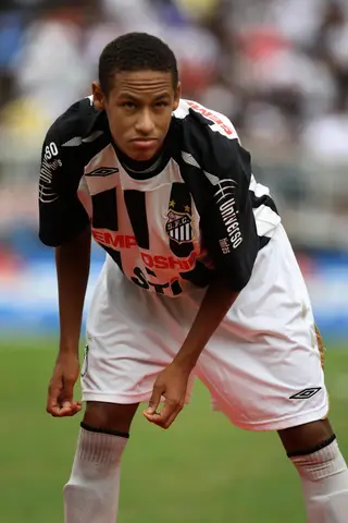 Neymar estreou-se aos 17 anos, em 2009, pelo Santos