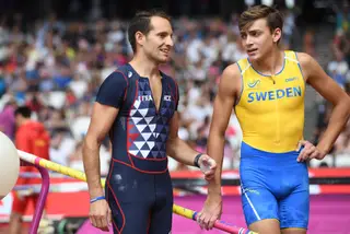 Armand Duplantis em conversa com o recordista do mundo Renaud Lavillenie. Aindanão foi desta que o francês chegou ao ouro.