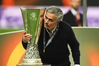 O último treinador a tocar no caneco da Liga Europa foi José Mourinho, com o Manchester United.