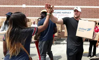 J.J. Watt tem bons braços para ajudar a carregar caixotes e foi isso mesmo que fez