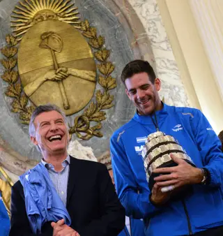 Del Potro com o presidente da Argentina, Mauricio Macri e o troféu da Taça Davis
