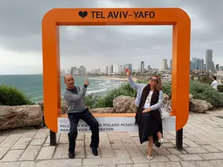 Em Tel Aviv, com a mulher que passou a acompanhá-lo sempre, depois da emancipação dos filhos