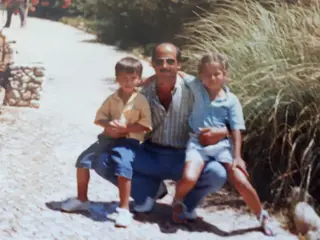 Prof. Neca com os filhos, ainda pequenos. A filha formou-se em Economia e o rapaz em Arquitectura
