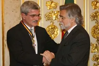 Henrique Calisto recebe das mãos do ministro Luís Amado a Comenda da Ordem de Mérito pela projeção da imagem de Portugal no mercado asiático